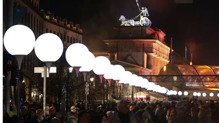 &nbsp; (8000 ballons représentant le tracé du Mur de Berlin, sont installés le long de l'ancienne frontière. © Reuters/Fabrizio Bensch)