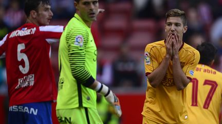 L'attaquant Luciano Vietto (FC Séville) se prend la tête dans les mains (MIGUEL RIOPA / AFP)