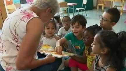 Des centaines d'associations proposent aux retraités de donner un peu de leur temps et de leur expérience. Ils proposent leur aide à de jeunes entrepreneurs. (FRANCE 2)