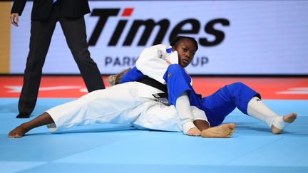 La Française Clarisse Agbegnenou lors d'un combat de la Néerlandaise Juul Franssen, lors des Mondiaux de judo à Tokyo (Japon), le 28 août 2019. (ATSUSHI TAKETAZU / YOMIURI / AFP)