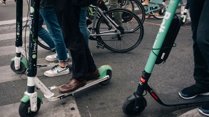 Des trottinettes se substituent aux métros qui ne circulent pas depuis le début de la grève des transports. (MATHIAS ZWICK / HANS LUCAS / AFP)