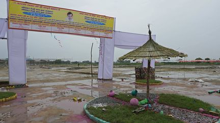 L'entrée du rassemblement hindou organisé dans le village de Fulrai, en Inde, le 3 juillet 2024. (RAJESH KUMAR SINGH/AP / SIPA)