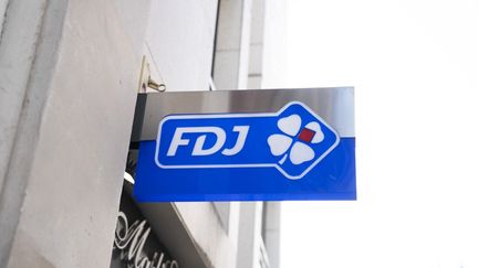 Le logo de la Française des jeux à Paris, sur la façade d'un établissement, le 8 octobre 2023. (FIORA GARENZI / HANS LUCAS / AFP)