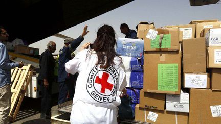 Le premier avion-cargo appartenant au Comité international de la Croix rouge, arrivé à l'aéroport de Sanaa le 10 avril 2015 pour livrer 16 tonnes d'aides et de matériel médical. (Mohammed Hamoud/ANADOLU AGENCY/AFP)