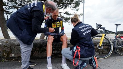 Robert Gesink&nbsp;a quitté le Tour de France 2021 lors de la 3e étape entre Lorient et Pontivy, le 28 juin. (THOMAS SAMSON / AFP)