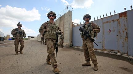 Des soldats américains membres de la coalition contre l'Etat islamique, le 29 mars 2020 à Kirkouk (Irak). (AHMAD AL-RUBAYE / AFP)