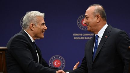 Le Premier ministre&nbsp;israélien,&nbsp;Yaïr Lapid, et le&nbsp;ministre des Affaires étrangères turc,&nbsp;Mevlüt Cavusoglu, lors d'une conférence de presse commune, le 23 juin 2022 à Ankara (Turquie). (OZAN KOSE / AFP)