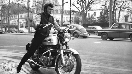 Johnny Hallyday à moto dans Paris en 1960. (REPORTERS ASSOCIES / GAMMA-RAPHO)