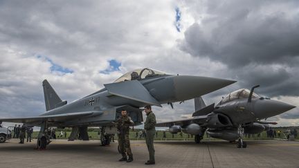 Un&nbsp;Typhoon d'Eurofighter et un Rafale de Dassault sont exposés lors du salon ILA de Berlin (Allemagne), le 26 avril 2018. (JOHN MACDOUGALL / AFP)