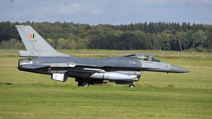 Un avion F-16 décolle de la base de Florennes (Belgique), le 5 octobre 2022, pour rejoindre l'Estonie.  (JOHN THYS / AFP)