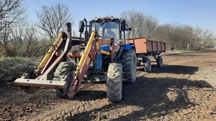 Travaux agricoles en cours&nbsp;dans le village de&nbsp;Perchotravneve, près d'Odessa (Ukraine), mars 2022 (ERIC AUDRA / RADIO FRANCE)