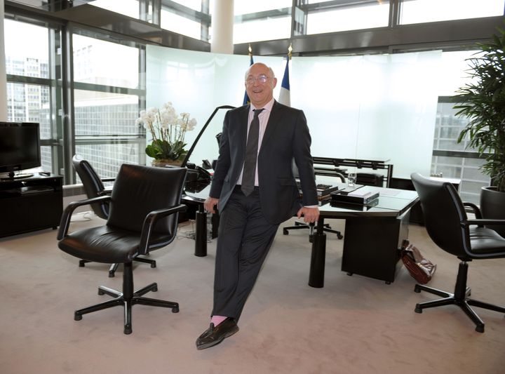 Le ministre des Finances et des Comptes publics Michel Sapin pose dans son nouveau bureau de Bercy, jeudi 3 avril. (ERIC PIERMONT / AFP)