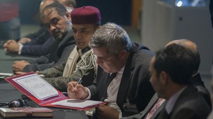 Les représentants du parlement de Tobrouk, reconnu par la communauté internationale, signent l'accord de paix à Skhirat au Maroc. (Andalou/ Jalal Morchidi)