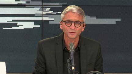 Jean-François Achilli présente les informés de franceinfo. (FRANCEINFO / RADIOFRANCE)