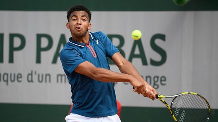 Le Français Arthur Fils, l'une des belles satisfactions de Roland-Garros 2021, le 26 mai 2021 lors des qualifications du tablau senior. (CHRISTOPHE SAIDI/SIPA)