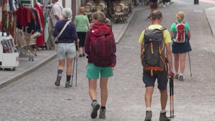 Pèlerinage : étape du chemin de Compostelle, Saint-Jean-Pied-de-Port profite de l'activité générée (France 2)