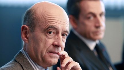 L'ancien Premier ministre Alain Jupp&eacute;, et l'ancien pr&eacute;sident de la R&eacute;publique Nicolas Sarkozy, le 15 novembre 2011 &agrave; Bordeaux (Gironde). (REGIS DUVIGNAU / AFP)