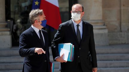 Le Premier ministre Jean Castex (à droite) accompagné du secrétaire d'Etat chargé du Tourisme, des Français de l'étranger et de la Francophonie Jean-Baptiste Lemoyne, le 29 juillet 2020 au palais de l'Elysée, à Paris. (BENOIT TESSIER / REUTERS)