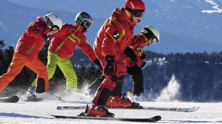 Des enfants skient ensemble à la station des Angles dans les Pyrénées, le 3 décembre 2016. (RAYMOND ROIG / AFP)