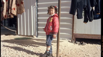 Camp de Zaatari (Jordanie), le 18 Janvier 2017. Arjwan, 6 ans, a été gravement blessée dans un bombardement en Syrie, en 2013. Quatorze membres de sa famille sont décédés ce jour-là. Transportée d’urgence en Jordanie pour se faire soigner, elle vit désormais avec sa grand-mère dans le camp de Zaatari. Handicap International l’aide à se remettre de ses blessures avec des séances de kinésithérapie. (PHILIPPE DE POULPIQUET / HANDICAP INTERNATIONAL)