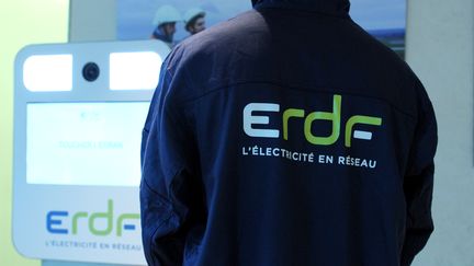 Le logo d'ERDF sur un blouson, en juin 2015, à La Défense (Hauts-de-Seine). (ERIC PIERMONT / AFP)