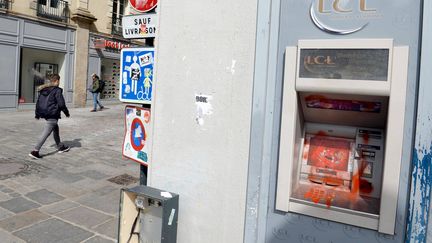 Un distributeur vandalisé à Rennes (Ille-et-Vilaine), le 10 avril 2016. (MAXPPP)