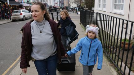 Dana Karabinenko et ses deux enfants, le 1er février 2023, à Londres (Royaume-Uni). (VALENTINE PASQUESOONE / FRANCEINFO)