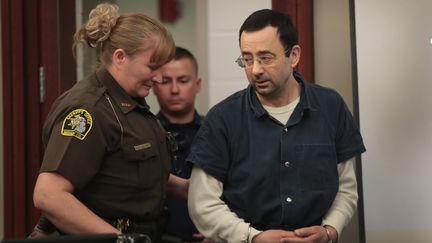 Larry Nassar&nbsp;arrive au tribunal de Lansing, dans le Michigan (Etats-Unis), le 17 janvier 2018/&nbsp; (SCOTT OLSON / GETTY IMAGES NORTH AMERICA)