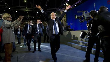 Le candidat socialiste &agrave; l'&eacute;lection pr&eacute;sidentielle Fran&ccedil;ois Hollande &agrave; son arriv&eacute;e au Bourget pour un meeting de campagne le 22 janvier 2012. (FRED DUFOUR / AFP)