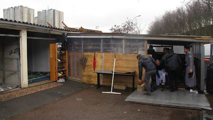 Des fid&egrave;les se pressent &agrave; l'int&eacute;rieur de la mosqu&eacute;e de la cit&eacute; du Londeau, &agrave; Noisy-le-Sec (Seine-Saint-Denis), le 30 janvier 2015. (ARIANE NICOLAS / FRANCETV INFO)