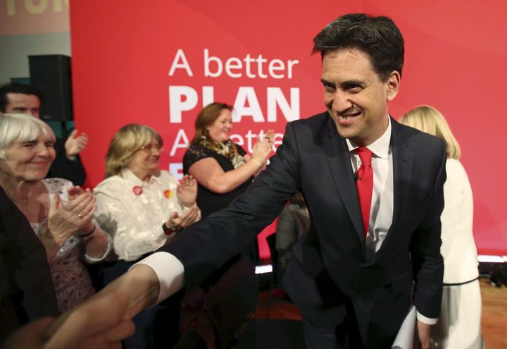 Ed Miliband serre la main de ses partisans, &agrave; Glasgow, le 1er mai 2015.&nbsp; (PAUL HACKETT / REUTERS)