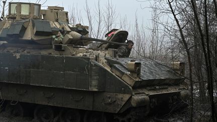 Un soldat ukrainien dans la ville d'Avdiïvka (Ukraine), le 11 février 2024. (GENYA SAVILOV / AFP)