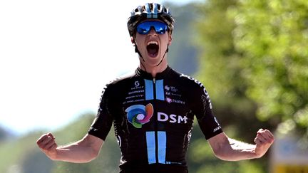 Andreas Leknessund (Team DSM) savoure sa victoire sur la deuxième étape du Tour de Suisse, le 13 juin 2022, à Aesch. (GIAN EHRENZELLER / AFP)