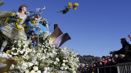 Pluie de fleurs au Carnaval de Nice, 13 février 2016
 (Valery Hache / AFP)