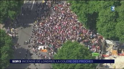 Les proches de victimes se rassemblent pour manifester leur colère. (FRANCE 3)