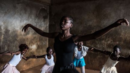 ces classes de danse permettent aussi de développer la confiance en soi. Comme l’explique le photographe Fredrik Lerneryd dans son entretien au Huffington Post, «le fait qu'ils sentent et voient quelqu'un leur donner une chance augmente leur amour propre et les rend plus forts pour affronter la vie de tous les jours».
 (Fredrik Lerneryd)