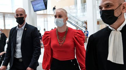 Mila au procès des personnes soupçonnées de l'avoir cyberharcelée, le 3 juin 2021 au tribunal judiciaire de Paris. (BERTRAND GUAY / AFP)