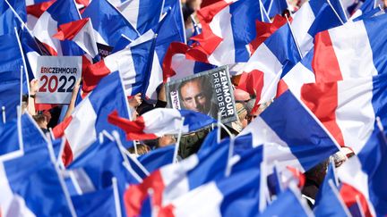 Une affiche d'Eric Zemmour au milieu de ses partisans, sur la place du Trocadéro, à Paris, le 27 mars 2022. (MICHEL STOUPAK / NURPHOTO / AFP)