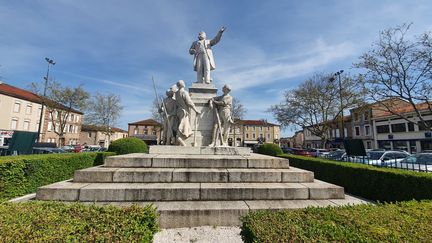 La statue de Jean Jaurès, place Jean-Jaurès, à Carmaux (Tarn), le 27 avril 2022. (FLORENCE MOREL / FRANCEINFO)