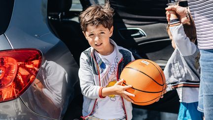 Après huit heures de route depuis le Nord, Simon et ses parents profitent du terrain de basket de l'aire de Montélimar (Drôme), sur l'A7, le 5 août 2024. (PIERRE MOREL / FRANCEINFO)