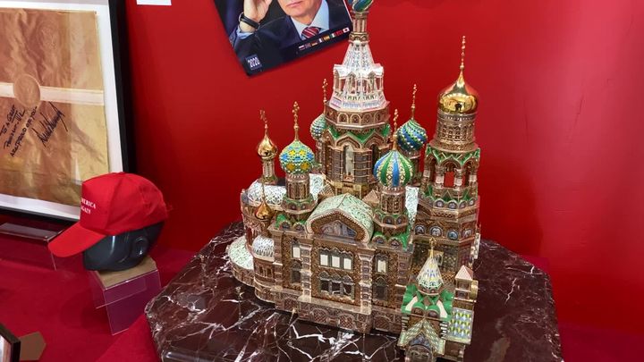 Une réplique de la basilique Saint-Basile-le-Bienheureux de Moscou offerte par Vladimir Poutine à Emmanuel Macron en 2018. (France 3 Lorraine)