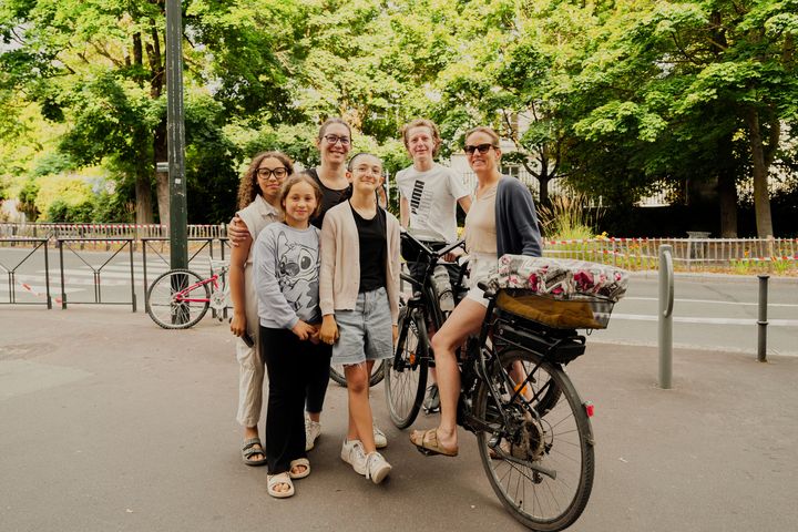 Anne-Sophie et Ingrid sont venues avec leurs enfants assister au relais de la flamme olympique à Neuilly-sur-Marne (Seine-Saint-Denis), le 25 juillet 2024. (PAULINE GAUER / FRANCEINFO)