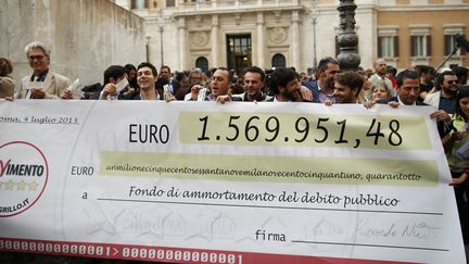 Les parlementaires du Mouvement Cinq &eacute;toiles, le 4 juillet 2013 &agrave; Rome (Italie). (TONY GENTILE / REUTERS)