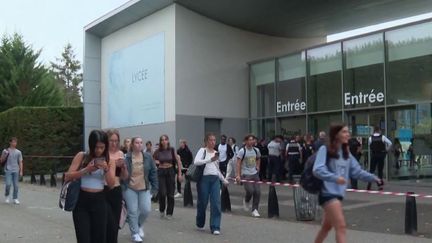 Dans la matinée du mardi 13 septembre, entre deux cours, un lycéen de 15 ans a brutalement asséné un coup de couteau à sa professeure, dans un lycée de Caen, dans le Calvados.&nbsp;L'élève, dont le geste reste inexpliqué, est en garde à vue, et sa professeure, blessée à la gorge, est hors de danger. (FRANCE 2)