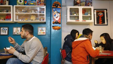 Avec son concept "hipster" et ses prix &eacute;lev&eacute;s, le Cereal Killer Cafe&nbsp;&ndash; ici le 10 d&eacute;cembre 2014 &ndash; illustre le ph&eacute;nom&egrave;ne de gentrification du quartier londonien de Shoreditch, selon ses adversaires.&nbsp; (LUKE MACGREGOR / REUTERS)