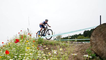 Julien Hémon lors du relais mixte de VTT Cross Country, le 9 août 203. (JANE BARLOW / MAXPPP)