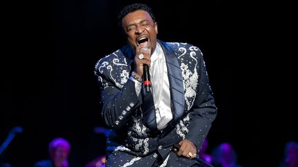 Le chanteur Dennis Edwards lors d'une concert en hommage à Aretha Franklin, à Cleveland (Ohio, Etats-Unis), le 4 novembre 2011. (JASON MILLER / GETTY IMAGES NORTH AMERICA / AFP)