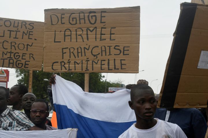 Los manifestantes se oponen a la presencia del ejército francés en Níger, como parte de la Operación Barkhane, el 18 de septiembre de 2022, en Niamey.  (BOUREIMA HAMA / AFP)