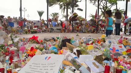 Des personnes se recueillent sur la Promenade des Anglais après l'attentat de Nice (Alpes-Maritimes), le 27 septembre 2016. (CITIZENSIDE / ERICK GARIN / AFP)