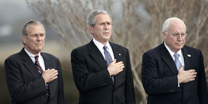 Donald Rumsfeld, George W.Bush, Dick Cheney décident d'intervenir en Irak. (Reuters/ Kevin Lamarque)